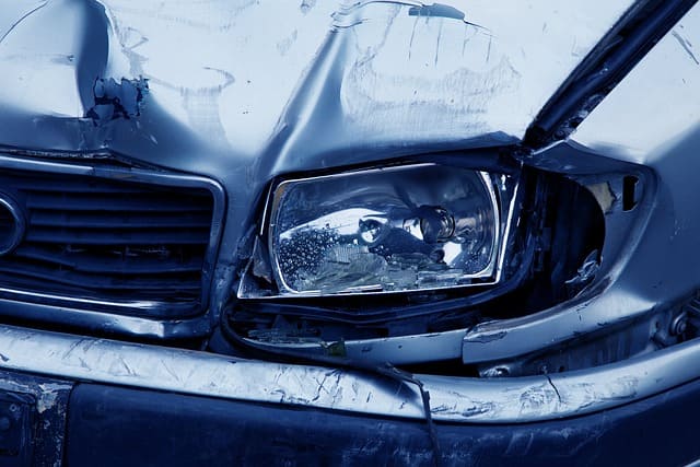 Véhicule accidenté à l'avant
