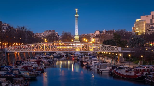 Vue sur la Seine avec la Bastille en arrière plan