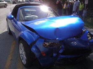 Mazda accidenté bonne pour un enlèvement gratuit d'épave