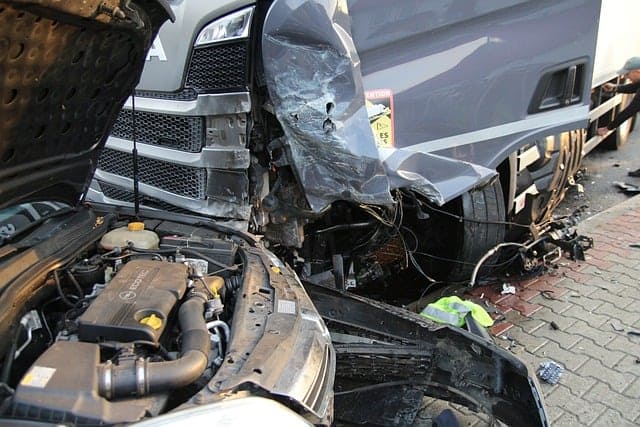 Véhicule épave après accident de la route